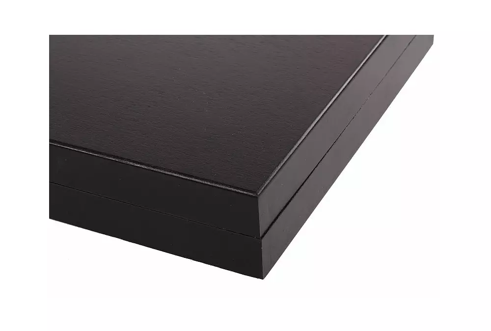 Eleganckie figury szachowe w czarnej drewnianej kasetce